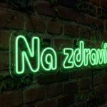 Na zdraví! LED neonový nápis - český přípitek jako světelná dekorace do baru | Omineo