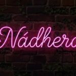 Nádhera LED neonový nápis - český výraz jako svítící dekorace na zeď | Omineo