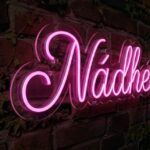 Nádhera LED neonový nápis - český výraz jako svítící dekorace na zeď | Omineo