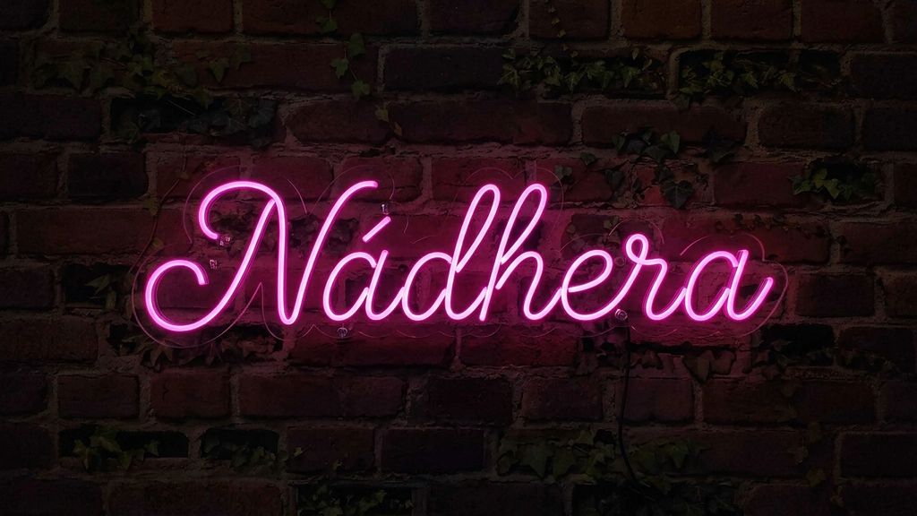 Nádhera LED neonový nápis - český výraz jako svítící dekorace na zeď | Omineo