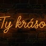Ty kráso! LED neonový nápis - český výraz jako svítící dekorace na zeď | Omineo