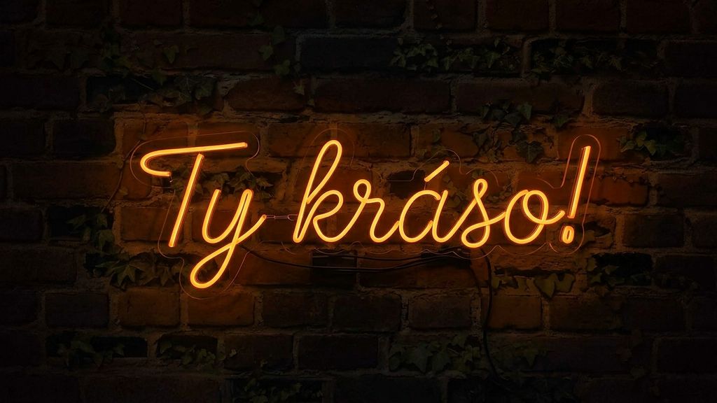 Ty kráso! LED neonový nápis - český výraz jako svítící dekorace na zeď | Omineo