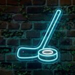 Hokejka a puk LED neon - sportovní svítící dekorace pro hokejové fanoušky | Omineo