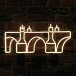 Karlův most LED neon - pražská ikona jako svítící nástěnná dekorace | Omineo