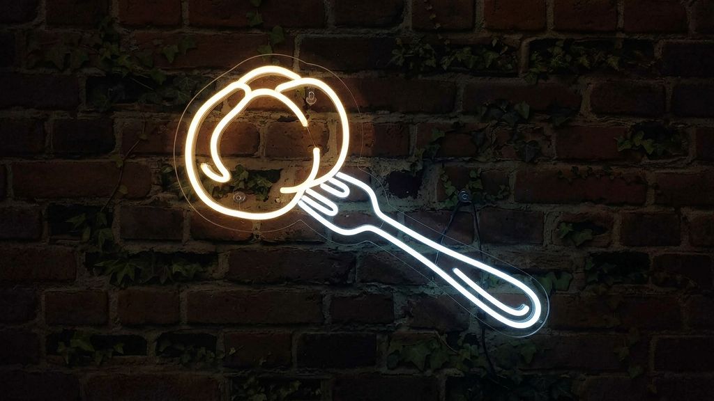 Knedlík na vidličce LED neon - tradiční české jídlo jako neonová dekorace | Omineo